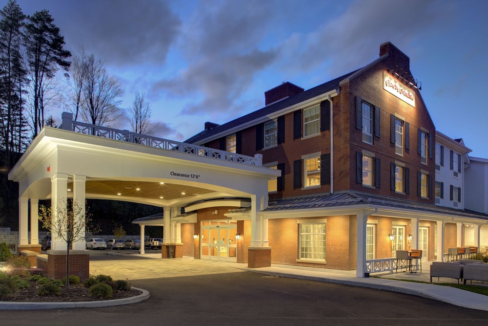 Hampton Inn and Suites Manchester - photo 39