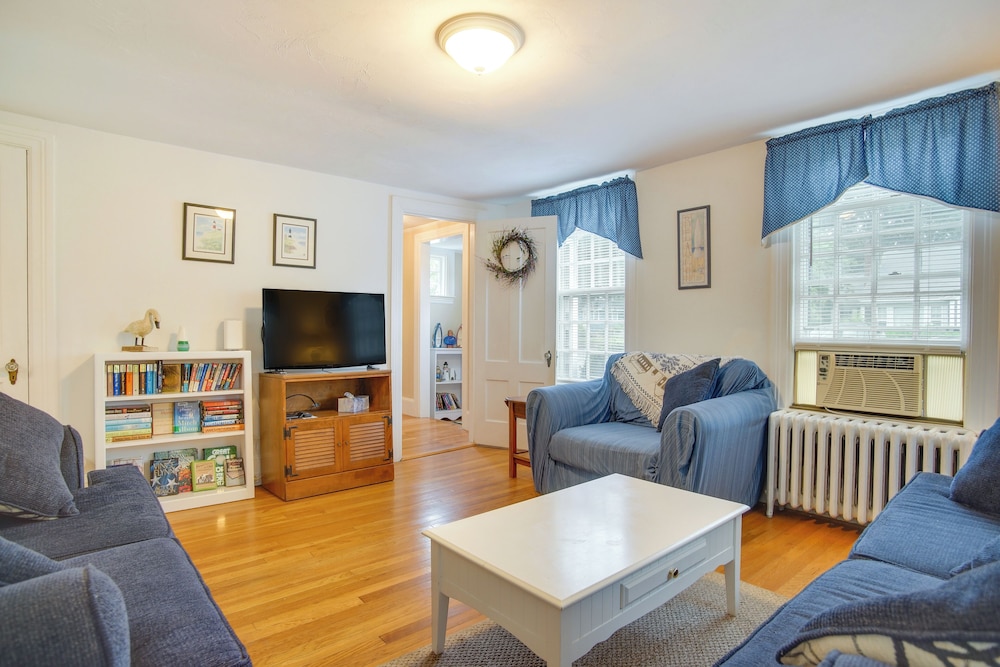 1 Mi to Marina Hyannis Family Getaway with Deck — 4-Star Luxury Hotel in Hyannis, United States