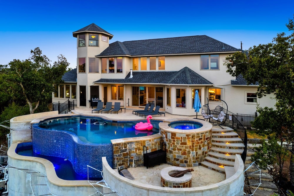 Hillside Infinity Pool Retreat in Austin, United States