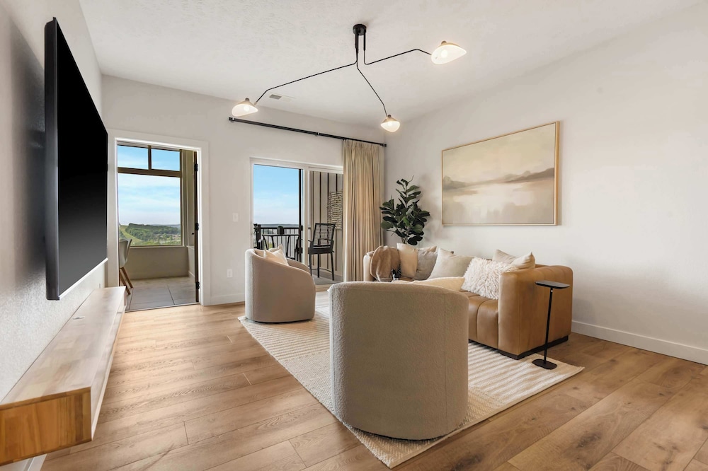 Chill on the Hill Lake Views in Branson, United States