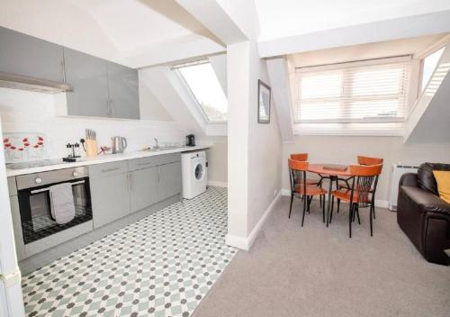 Albatross Top Floor Sea & Castle Views & Parking Space