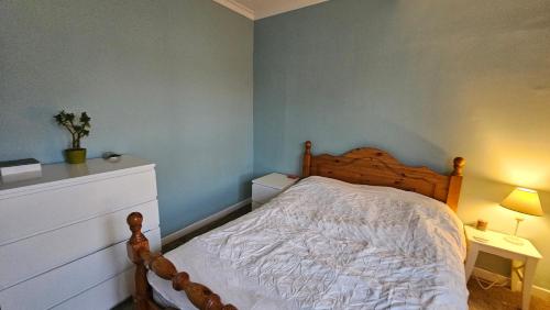 Double Room in Prestonfield Flat - last minute hotel in Edinburgh