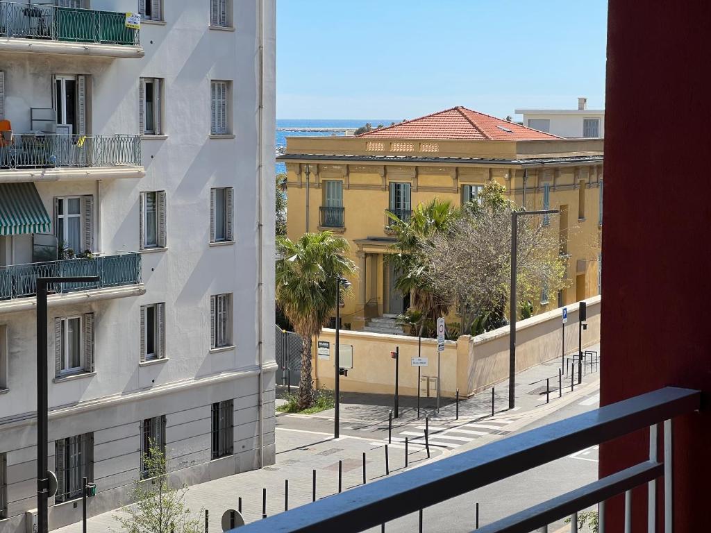 Gorgeous 2 Bedrooms Holiday Apartement — 4-Star Luxury Hotel in Nice, France