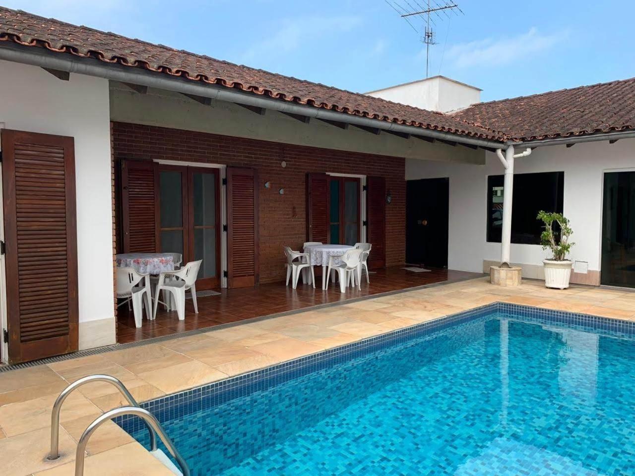 4 Suites Ar Cond Tv Internet Piscina 150 Mts Praia Aceitamos Pet in Guaruja, Brasil