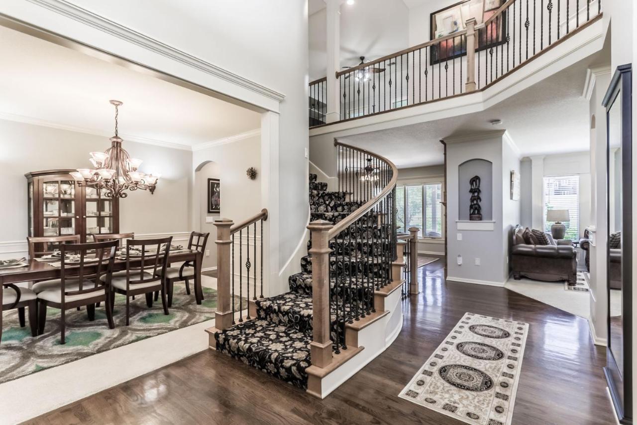 Stunning private villa pond theater — 4-Star Luxury Hotel in Overland Park, United States