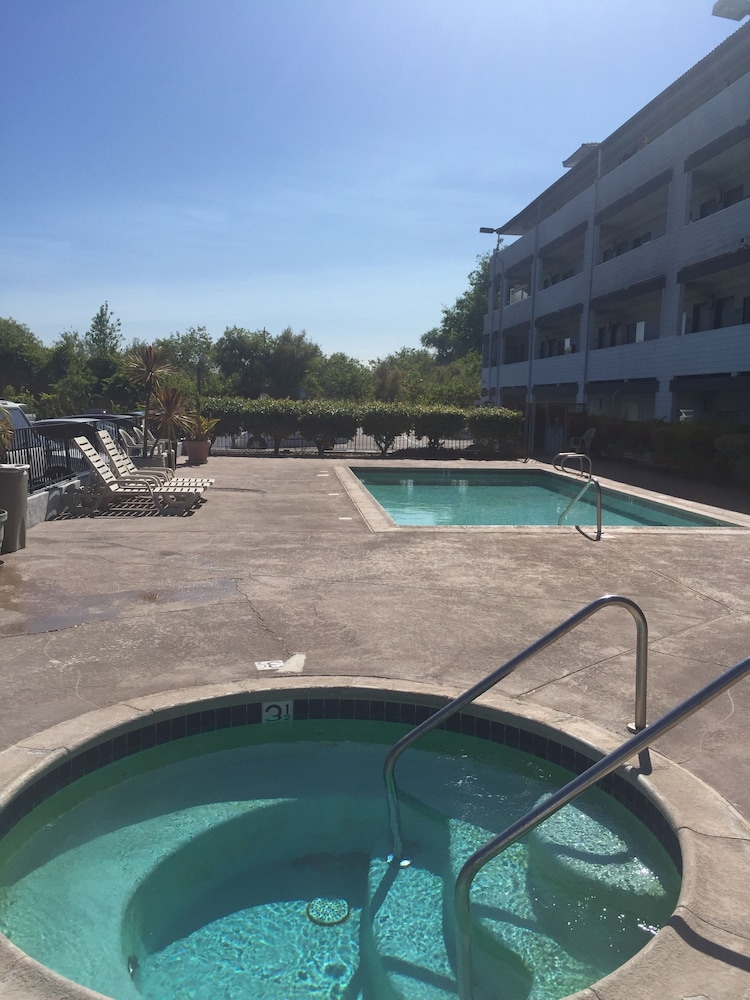 Riverleaf Inn Mission Valley - photo 21