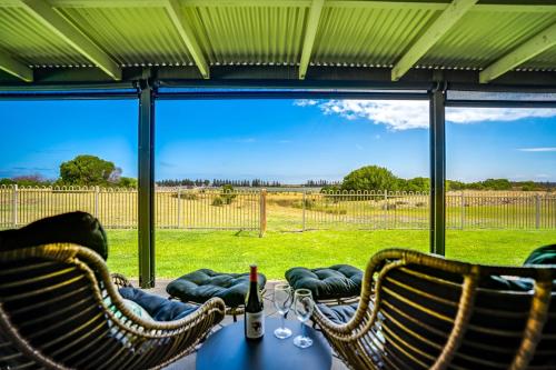 14 Excelsior Pde BYO Linen Pets Negotiable Waterviews — hotel in Hindmarsh Island