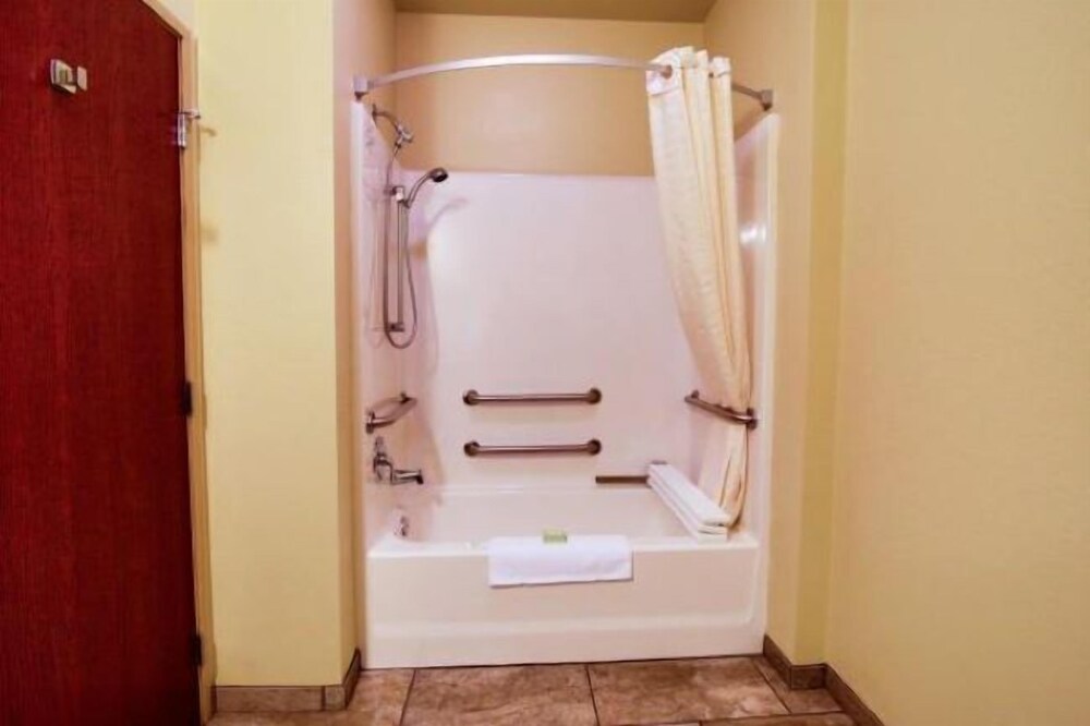 Cobblestone Hotel & Suites Devils Lake - photo 24