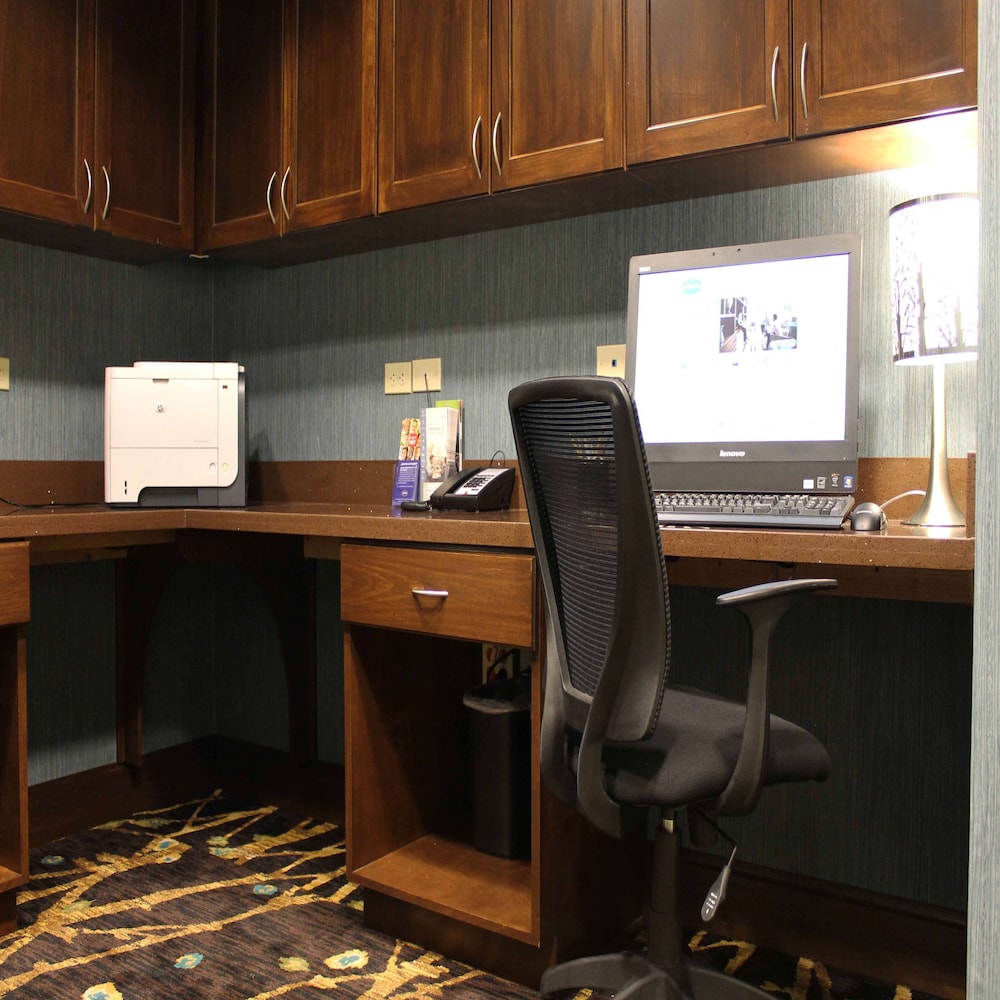Hampton Inn & Suites Stroudsburg Pocono Mountains - photo 35