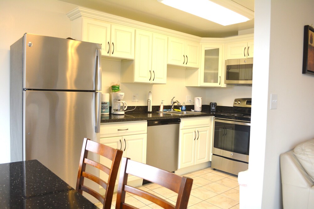 Sunny Westlake Suites by Metro - photo 42