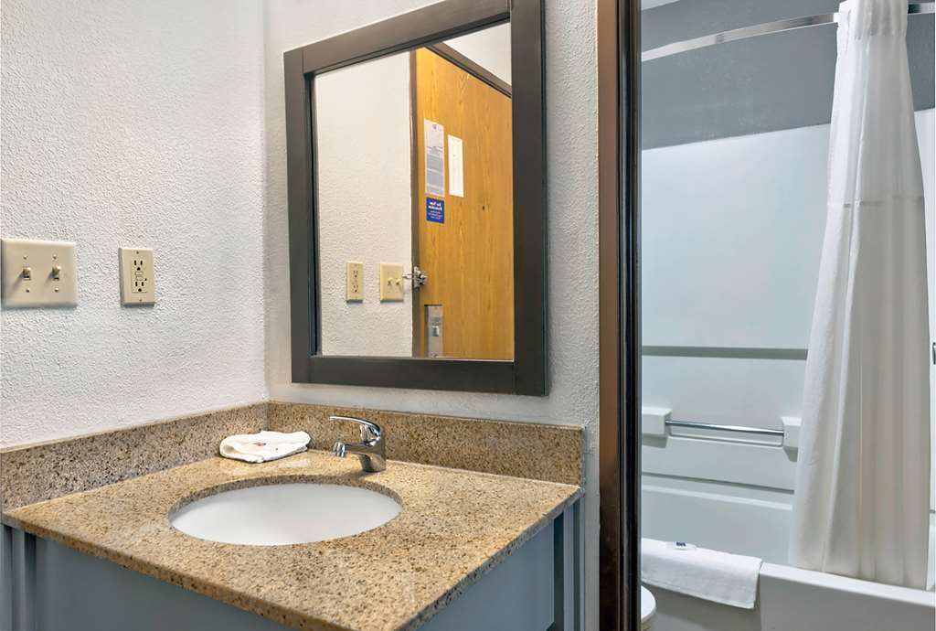 Motel 6 Cedar Rapids IA Airport - photo 18