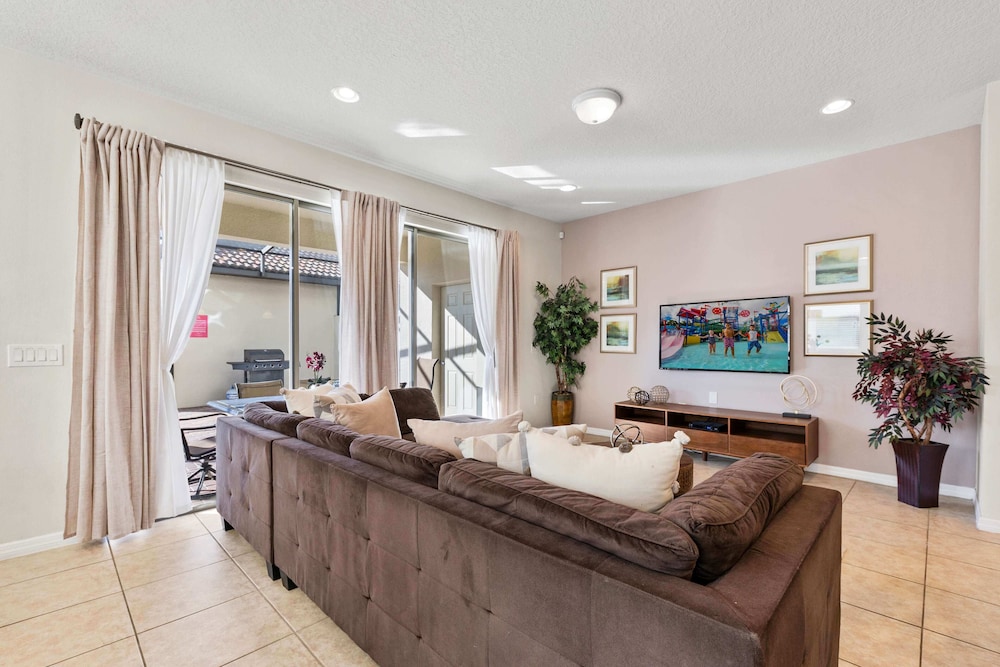 Beautiful Townhome With Splash Pool and Game Room - photo 32