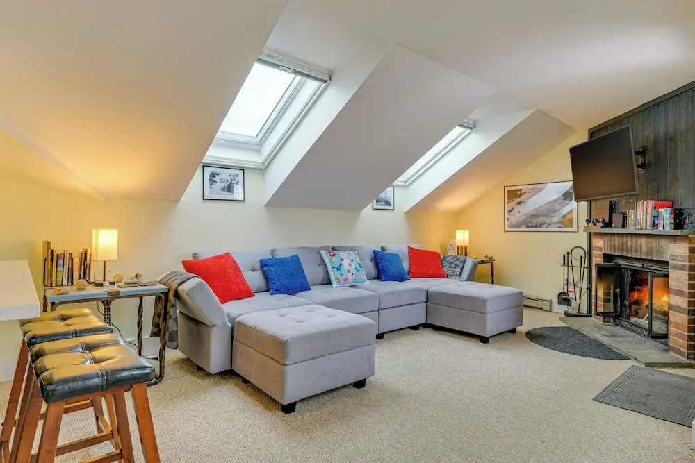 Walk to Mount Snow Resort: Unit w Pool & Hot Tubs in Dover, United States