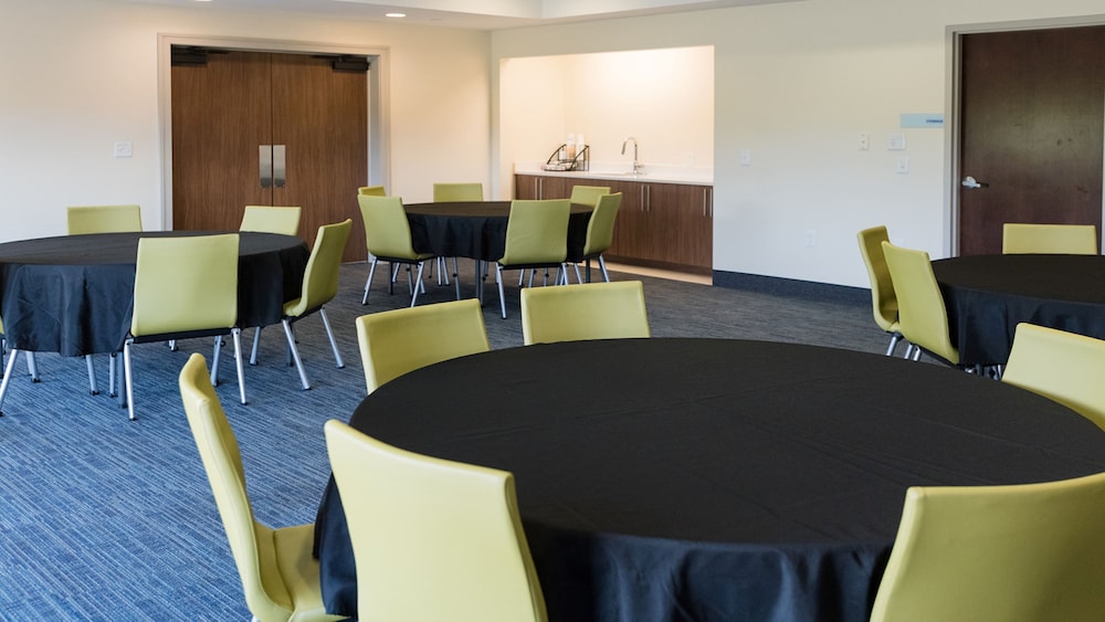 Holiday Inn Express Suites Lexington NwVineyard - photo 63