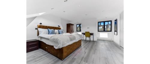 Huge Brand New Flat for Friends & Families — 4-Star Luxury Hotel in London, United Kingdom