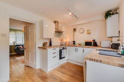 Cheerful 3 bed Grade II Central Cottage — 4-Star Luxury Hotel in Cirencester, United Kingdom