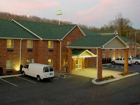 Mountain Inn & Suites Airport Hendersonville - carbon neutral hotel in Hendersonville