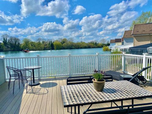 Cotswolds Lakeside Lodge Nesbitt's Nest — 4-Star Luxury Hotel in South Cerney, United Kingdom