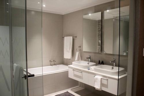 Apartment in Sandton Masinginta Towers in Johannesburg, South Africa