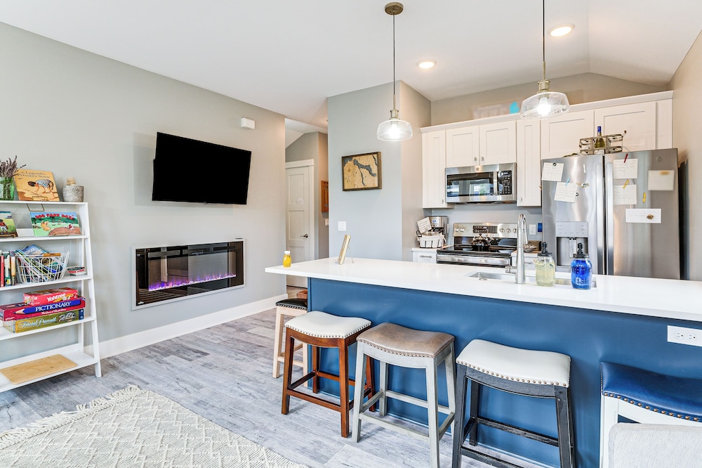 Walk To Dtwn Charlevoix Condo with Fireplace — 4-Star Luxury Hotel in Charlevoix, United States