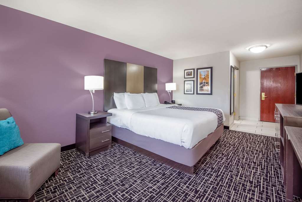 La Quinta Inn & Suites by Wyndham Fairborn Wright Patterson - photo 17