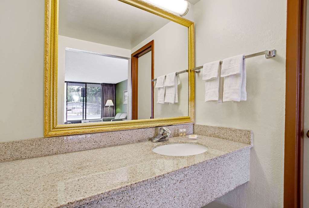 Days Inn by Wyndham Bradenton Near the Gulf - photo 8