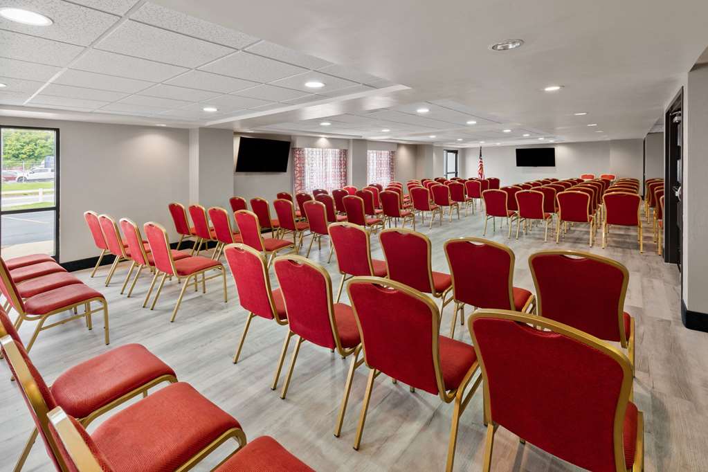 La Quinta Inn & Suites by Wyndham Goodlettsville Nashville - photo 36
