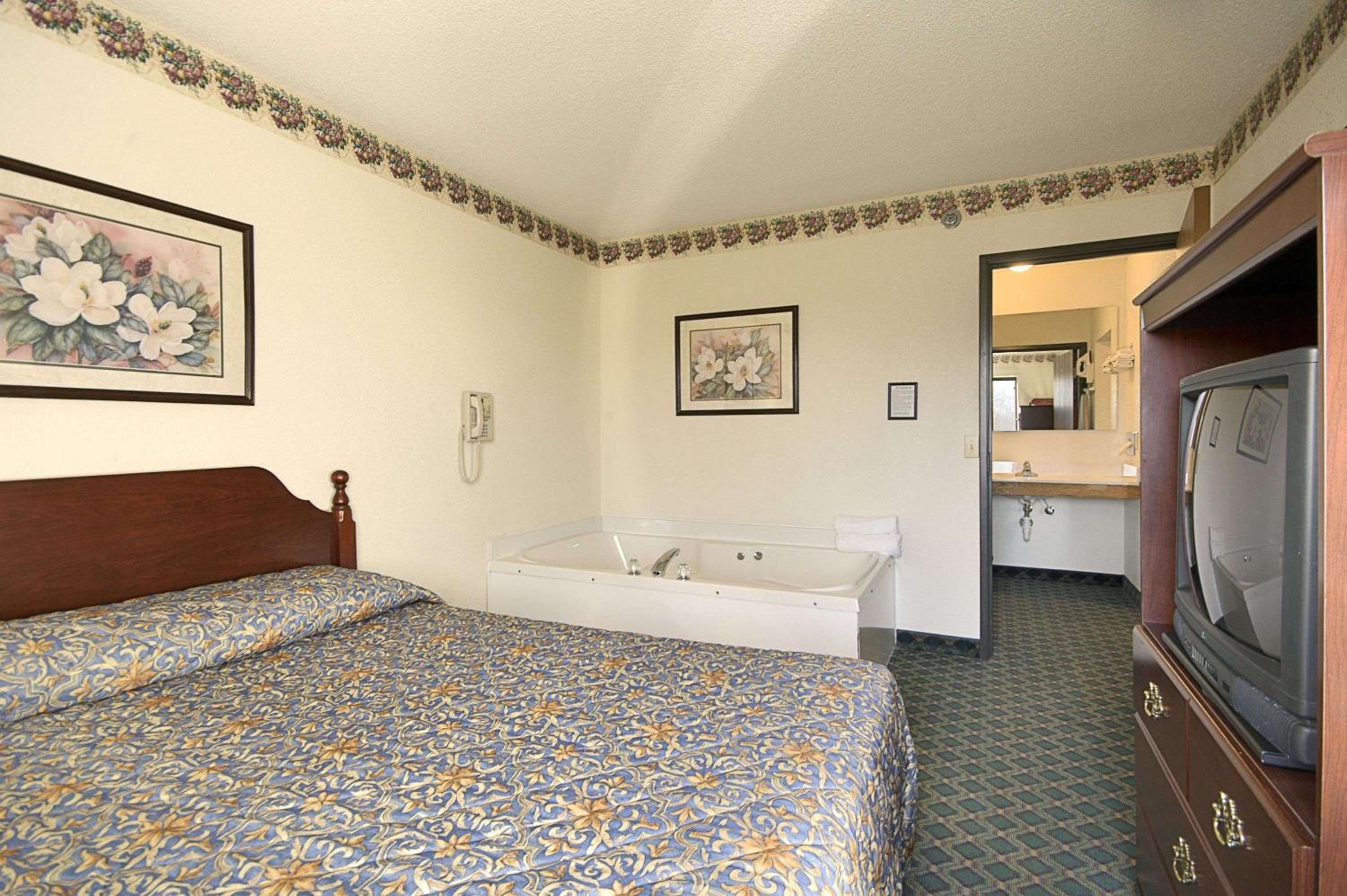 Travelodge by Wyndham Hudsonville - photo 11