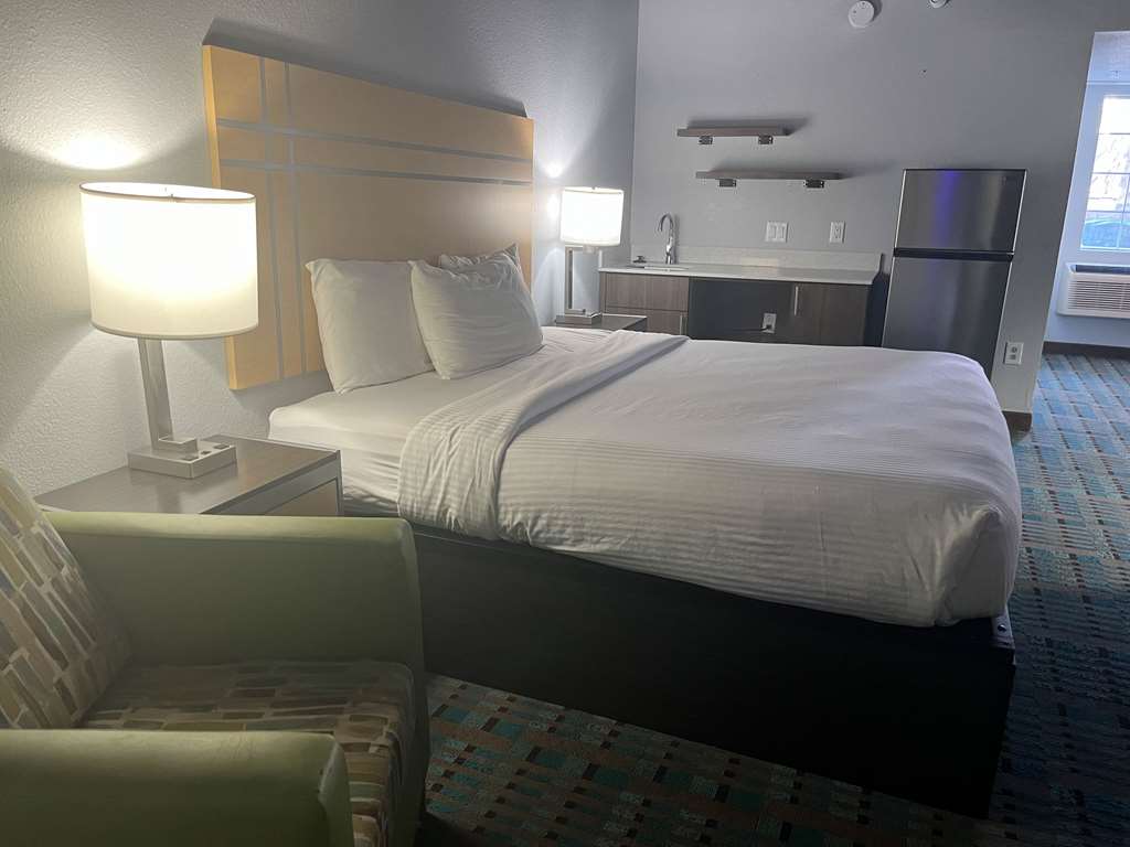 Fifth Season Inn & Suites - photo 10