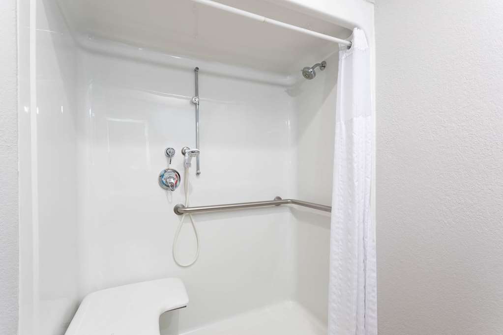 La Quinta Inn & Suites by Wyndham Tampa Central - photo 9