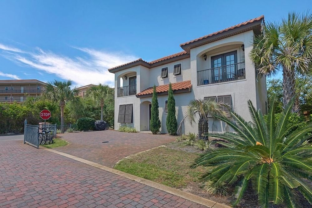 Beyond the Sea 5 Bedroom Holiday Home by Five Star Properties — 4-Star Luxury Hotel in Miramar Beach, United States
