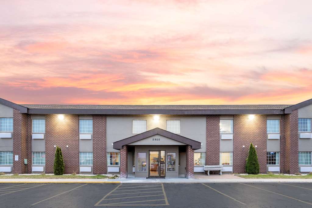 Baymont by Wyndham Beloit - photo 4