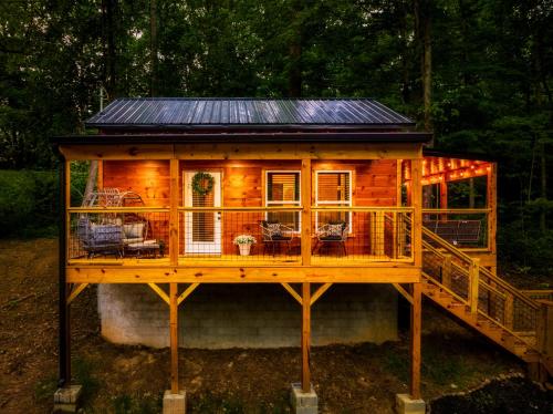 Modern Cabin The Emerald Nest — 4-Star Luxury Hotel in Sevierville, United States