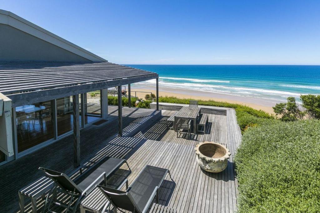 The Cliffs Edge - carbon neutral hotel in Unknown City