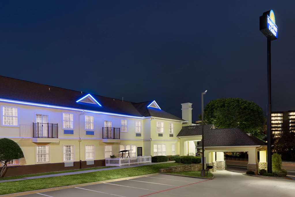 Days Inn & Suites by Wyndham Euless DFW Airport South - photo 2