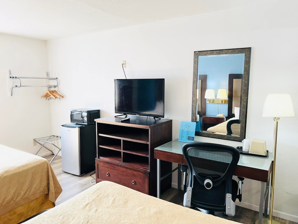 Super 8 by Wyndham Fort Scott - photo 13