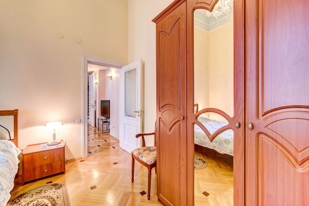 Home4day Spacious Apartment by the Hermitage — 4-Star Luxury Hotel in Saint Petersburg, Russia