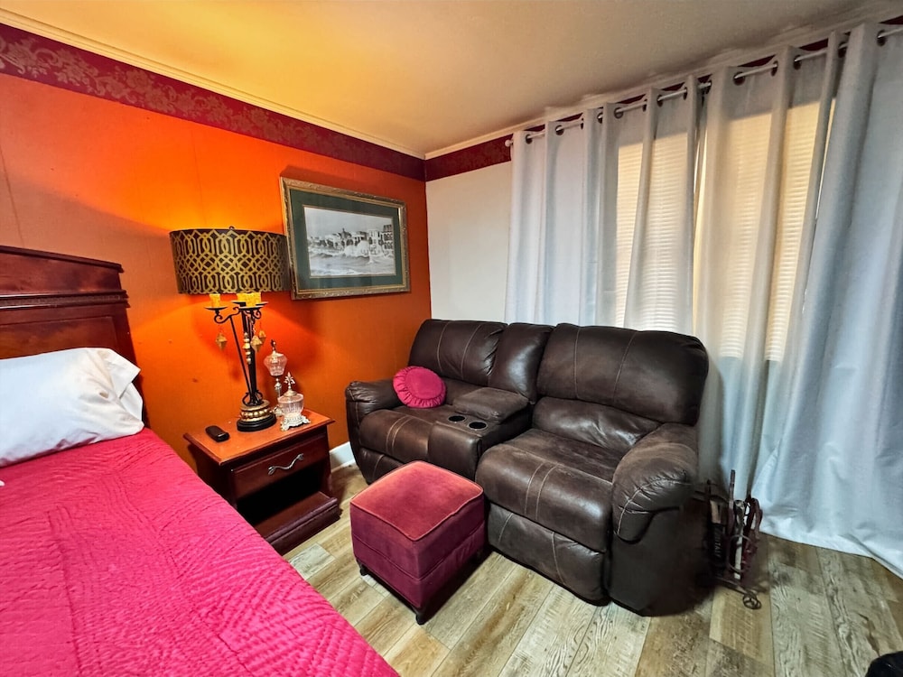 Chesterfield Hotel by OYO Hwy 9 - photo 13