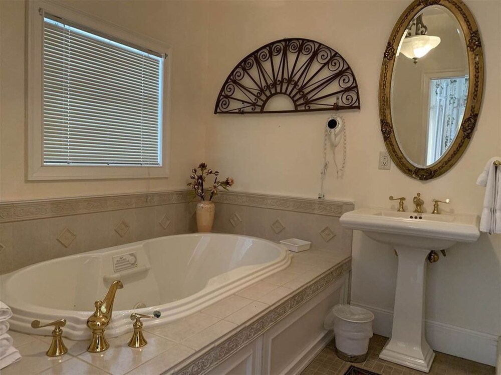 Iron Amethyst Inn Boutique Hotel - photo 21
