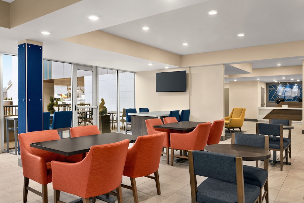 Holiday Inn Express & Suites Evansville Downtown By IHG - photo 35