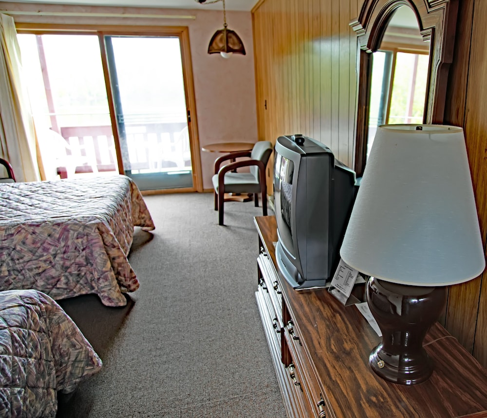 Lake Fanny Hooe Resort 2 Bed With Balcony #12 1 Bedroom Hotel Room by RedAwning - photo 2
