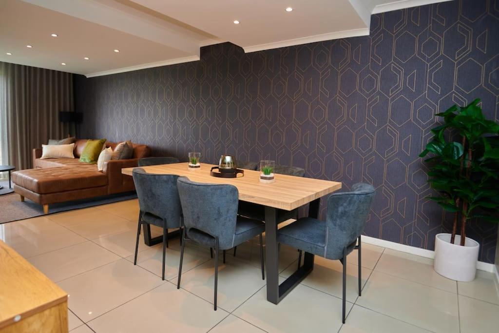 Unit 404 at Menlyn Place — 4-Star Luxury Hotel in Pretoria, South Africa