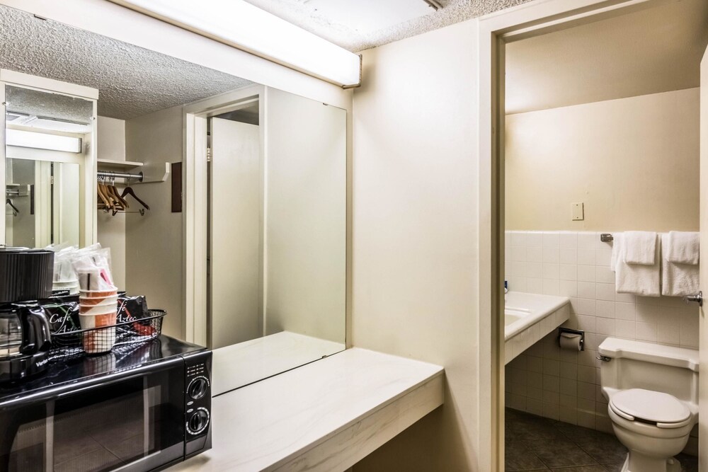 Rodeway Inn & Suites Fresno - photo 26