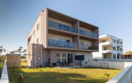 Modern and spacious apartment Helena near the beach — 4-Star Luxury Hotel in Privlaka, Croatia