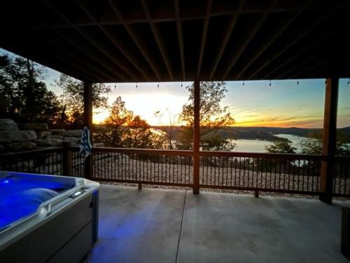 Sunset Bluff at Table Rock Lake - carbon neutral hotel in Unknown City