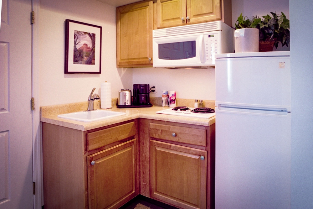 Pines Inn & Suites - photo 6