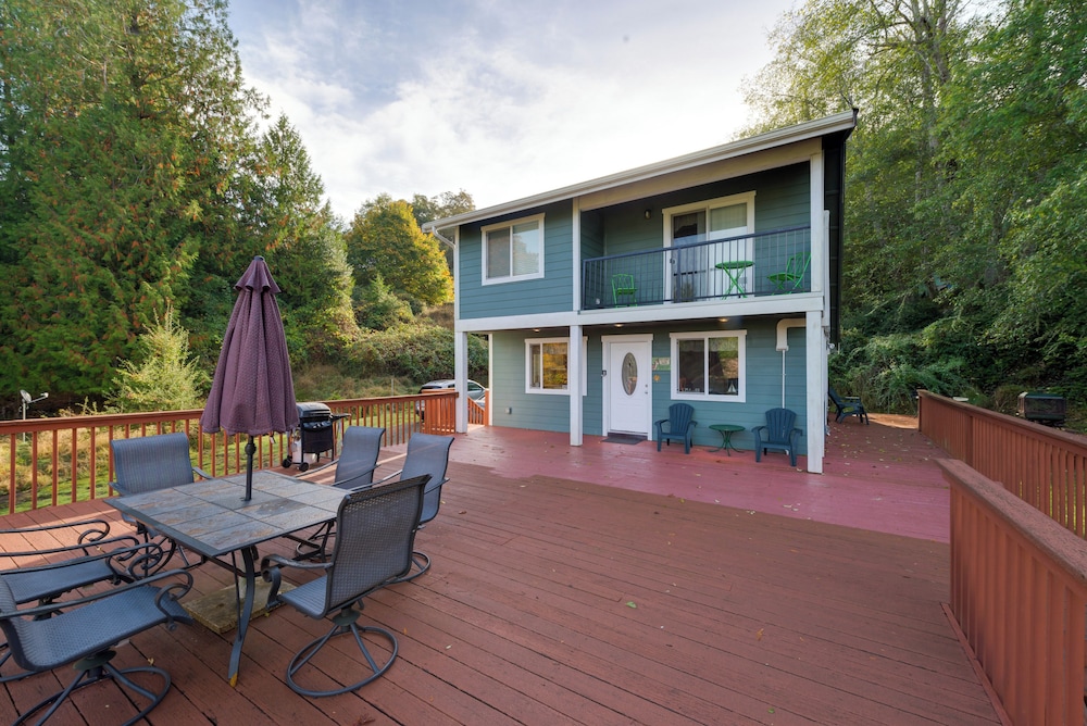 Herron Island Cabin with Deck Walk to Beach — 4-Star Luxury Hotel in Longbranch, United States