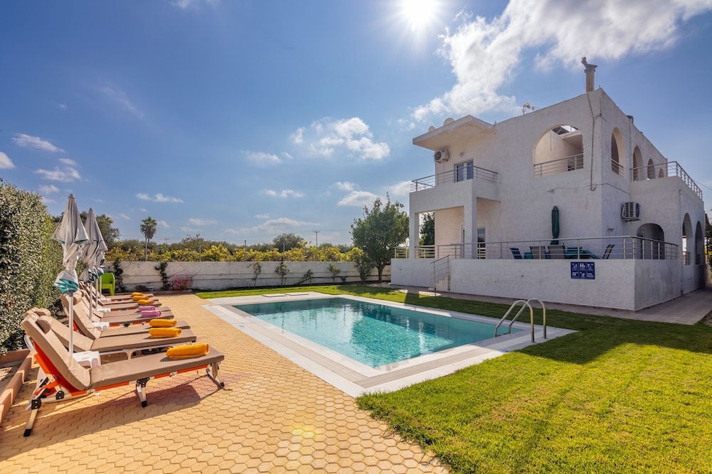 Amazing Villa Chrysanthi with private pool — 4-Star Luxury Hotel in Hersonissos, Greece