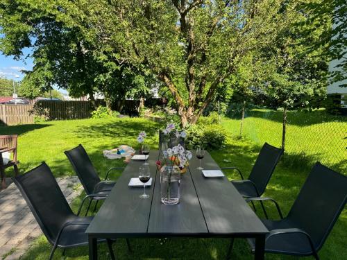 HaHa Nordic Home Partille Large 3BR Home for 7 Guests with 2 Kitchens Garden & Parking — 4-Star Luxury Hotel in Goeteborg, Sweden