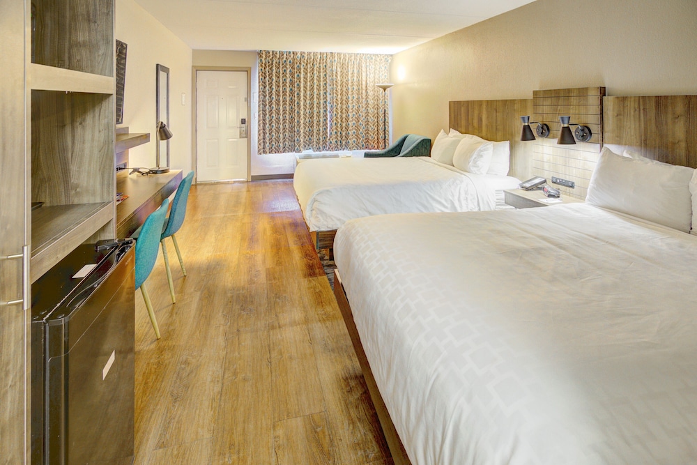 Clarion Pointe Downtown Gatlinburg - photo 23